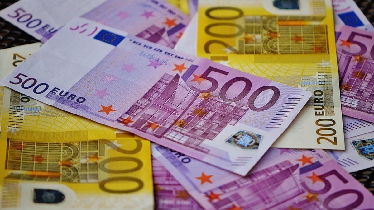 Евро снова вырос в цене, что с долларом: курс валют на 12 января в Украине