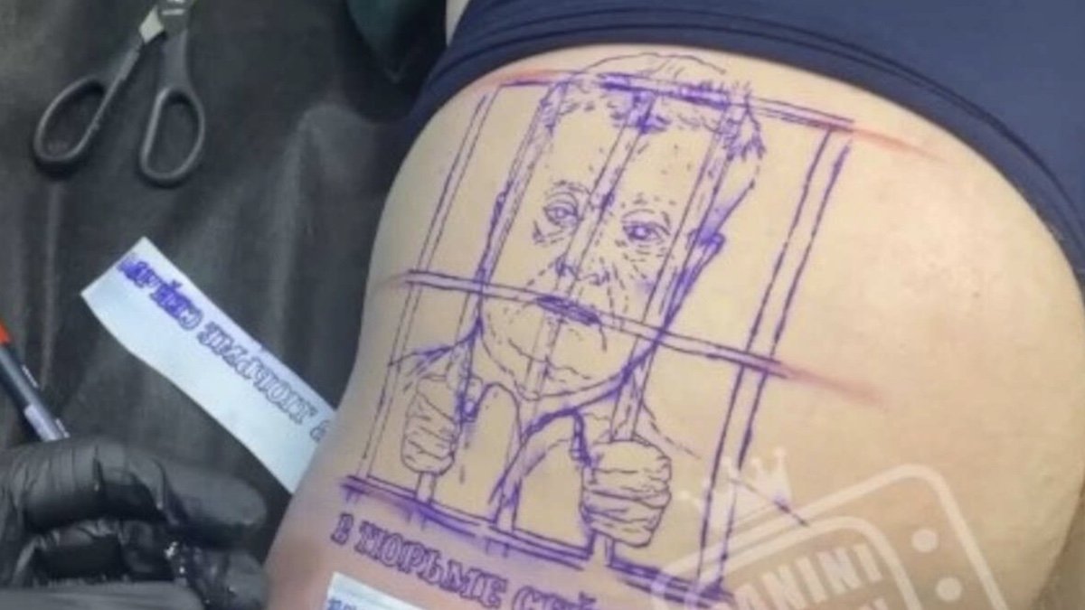Житель Харькова сделал себе тату на ягодице с портретом Порошенко за решёткой