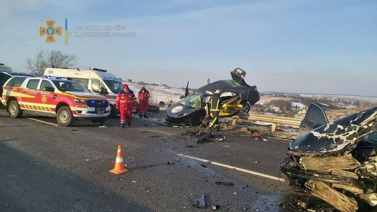 На трассе под Харьковом столкнулись Toyota и Kia: погибли три человека и пострадали двое детей