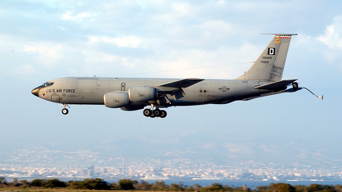 Над Чорним морем літають два військові літаки ВПС США: один з них зник з радарів