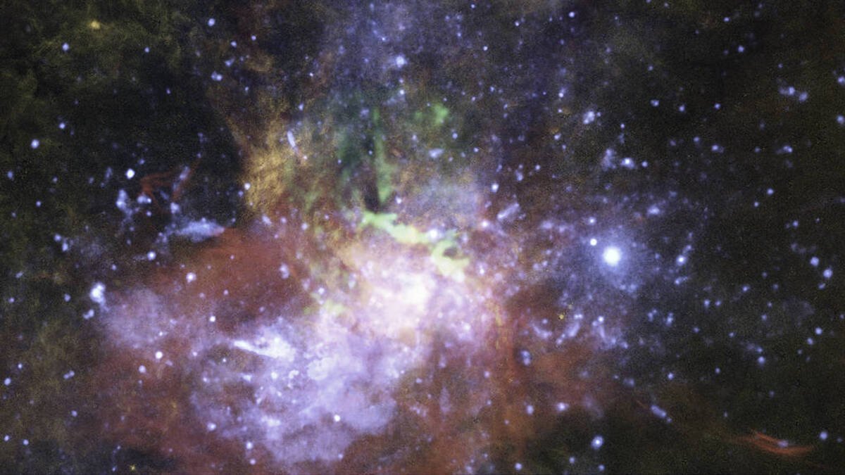 Телескоп "Габбл" зняв, як чорна діра викидає залишки зірок, які колись поглинула