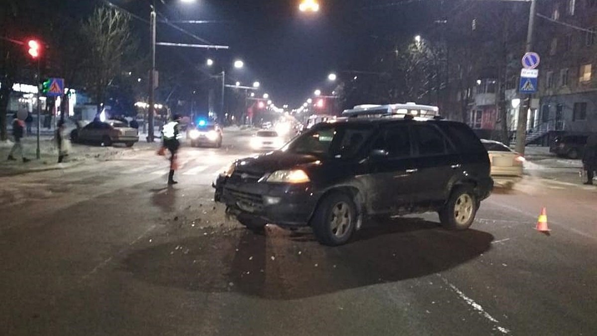 В Луцке Volkswagen столкнулся с Acura и отлетел на тротуар, где снёс 16-летнюю девочку: подробности и фото с места