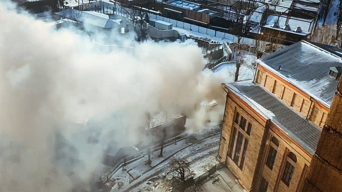 В Харькове горит университет Каразина: фото и видео с места