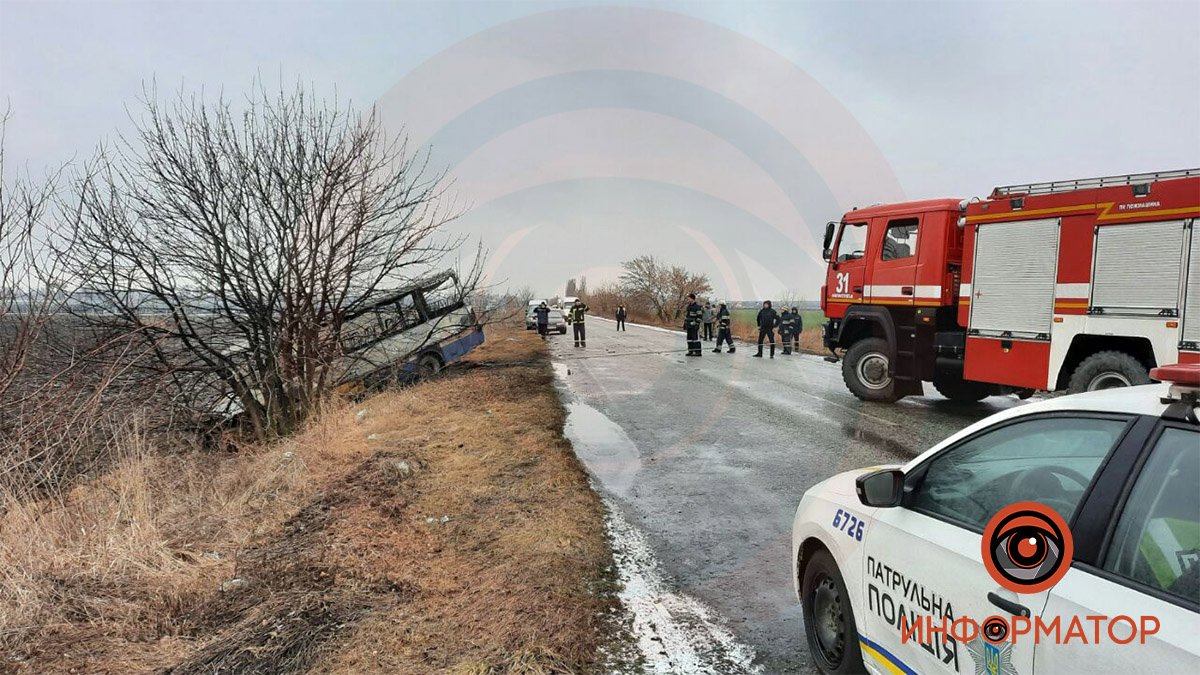 На трассе под Днепром ВАЗ и автобус с пассажирами слетели в кювет и загорелись: есть погибшие