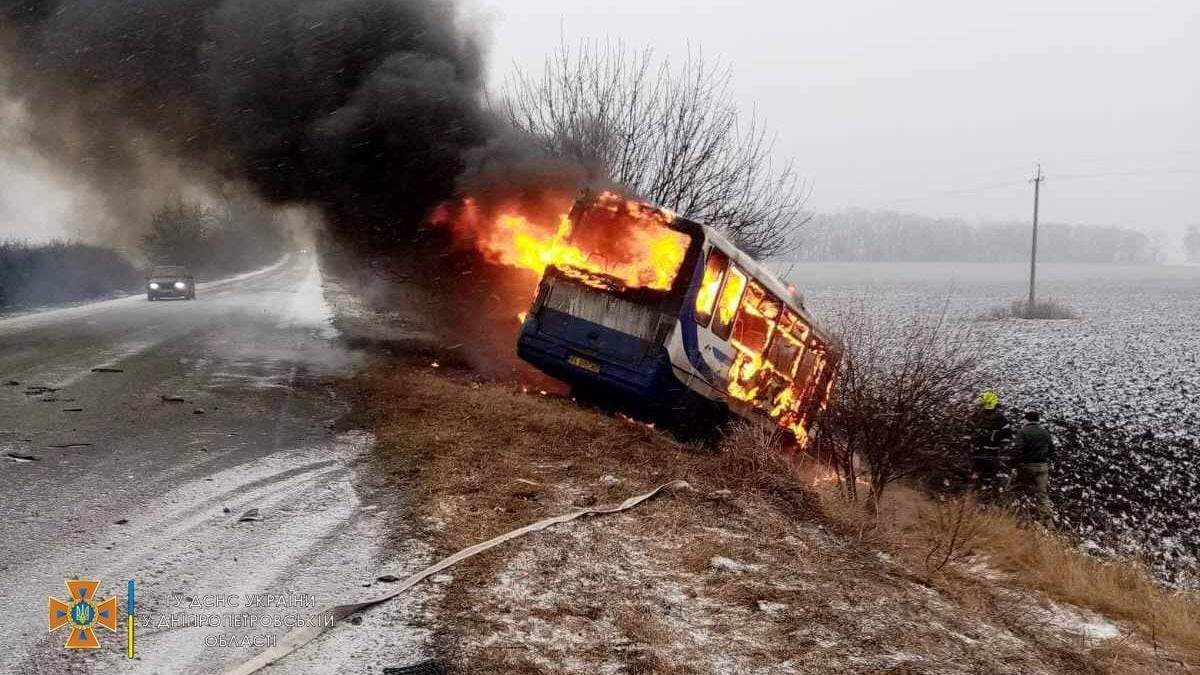 На трассе под Днепром ВАЗ и автобус с пассажирами слетели в кювет и загорелись: фото и видео с места
