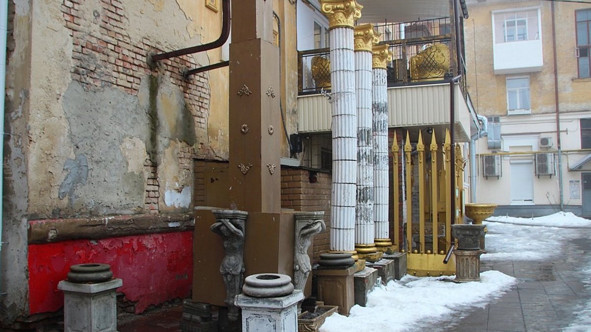 Колонны, статуи и много золота: в Полтаве американец сделал ремонт в подъезде многоэтажки в стиле Пшонки