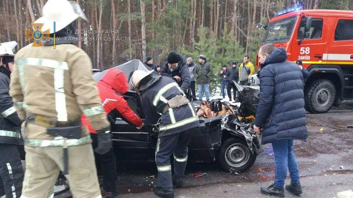 В Харьковской области на трассе столкнулись 5 машин: среди пострадавших – ребёнок
