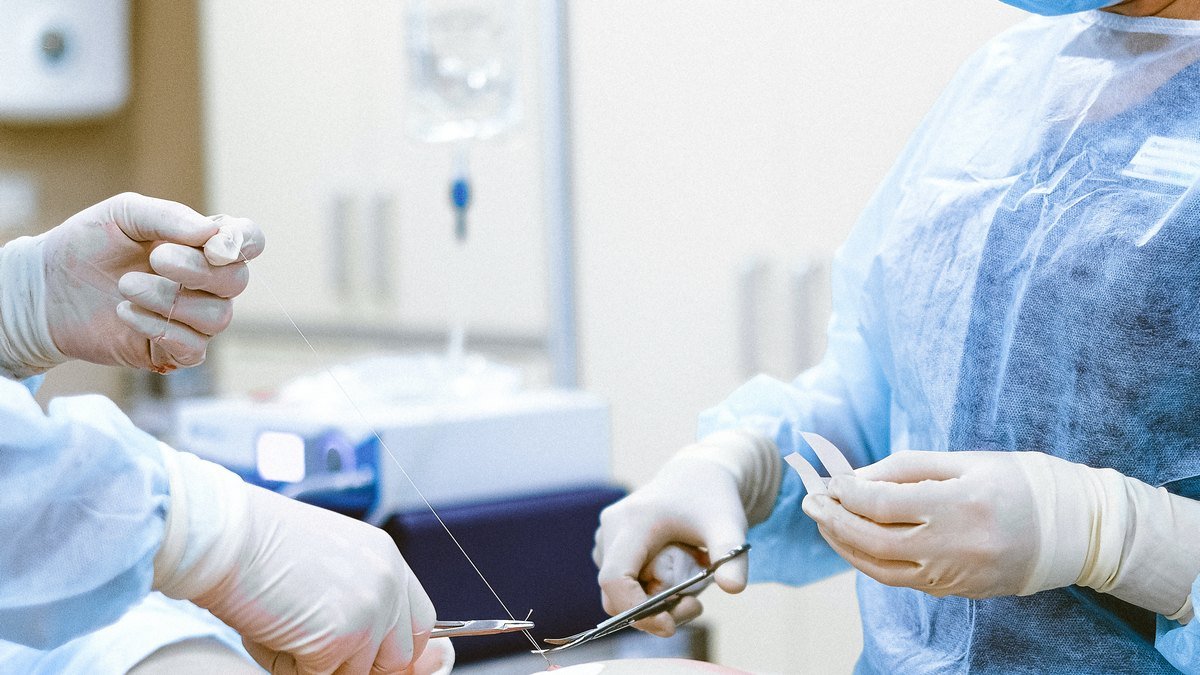 В Британии хирург выжигал свои инициалы на печени пациентов