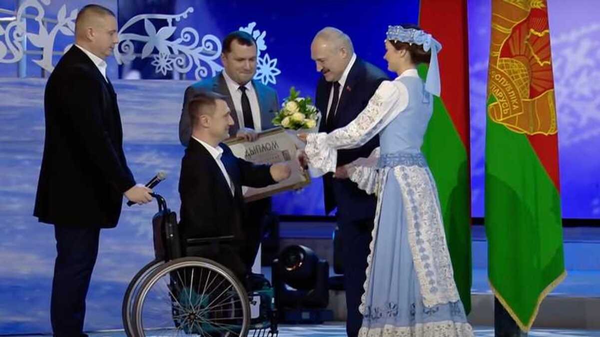 Лукашенко пытался вручить цветы паралимпийцу без рук