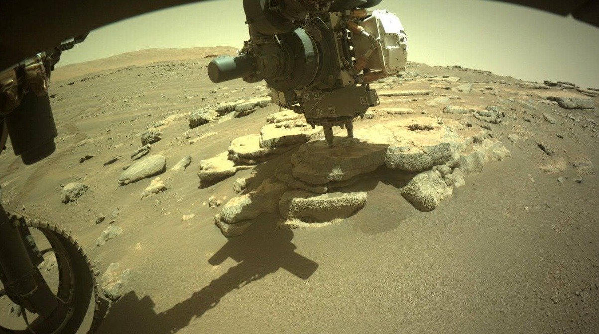 Марсоход Perseverance временно не мог работать: в нём застряла марсианская галька