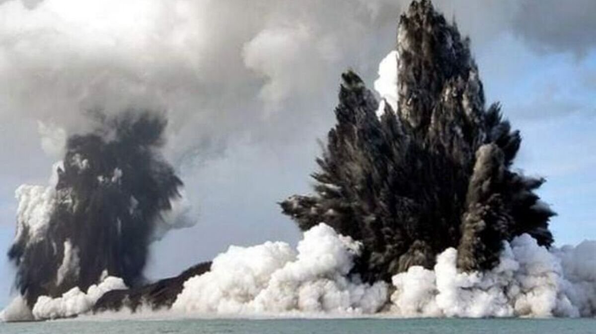 В Тихом океане извергается вулкан, который вызвал цунами