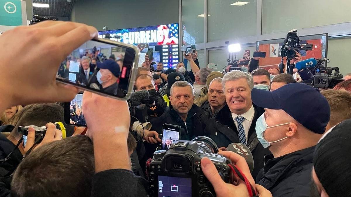 В аэропорту в Жулянах пограничники не отдают Порошенко паспорт: его встретили ГБР