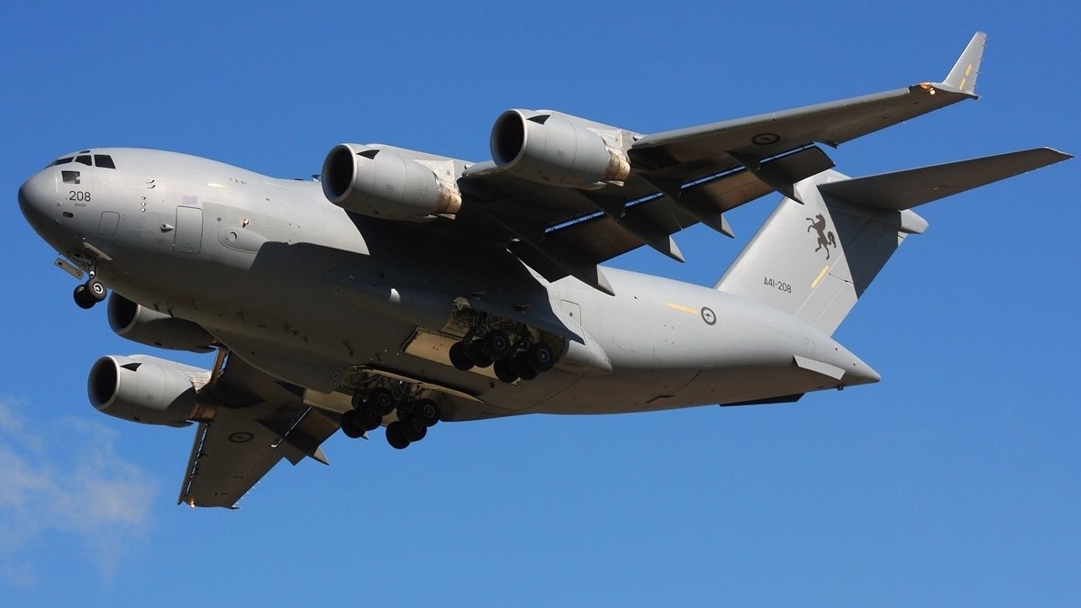 У Києві заходить на посадку військово-транспортний літак ВПС Великобританії: що може бути на борту