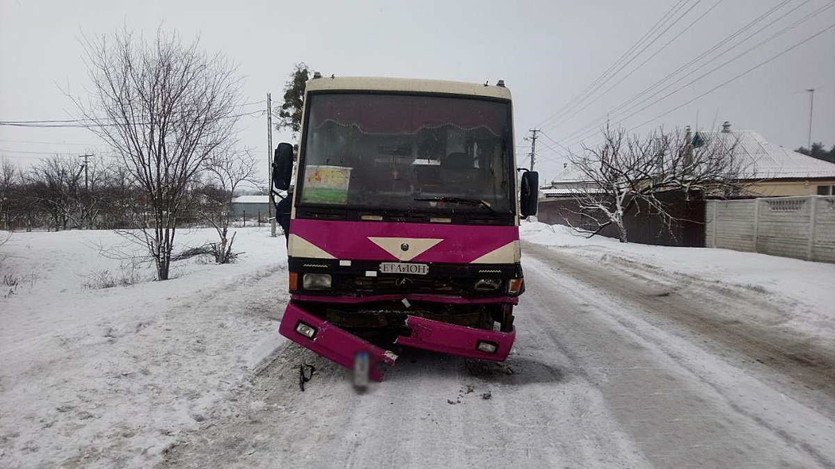 ДТП с двумя автобусами в Харьковской области: 3 человека в больнице