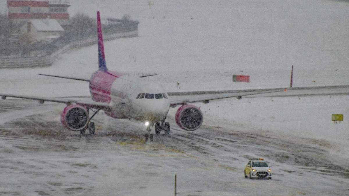 В аэропорту в Жулянах не могут сесть самолёты: что случилось