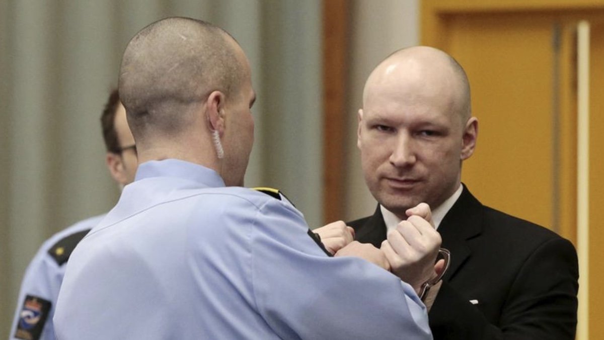 В Норвегии суд может досрочно освободить террориста Брейвика, который убил 77 человек