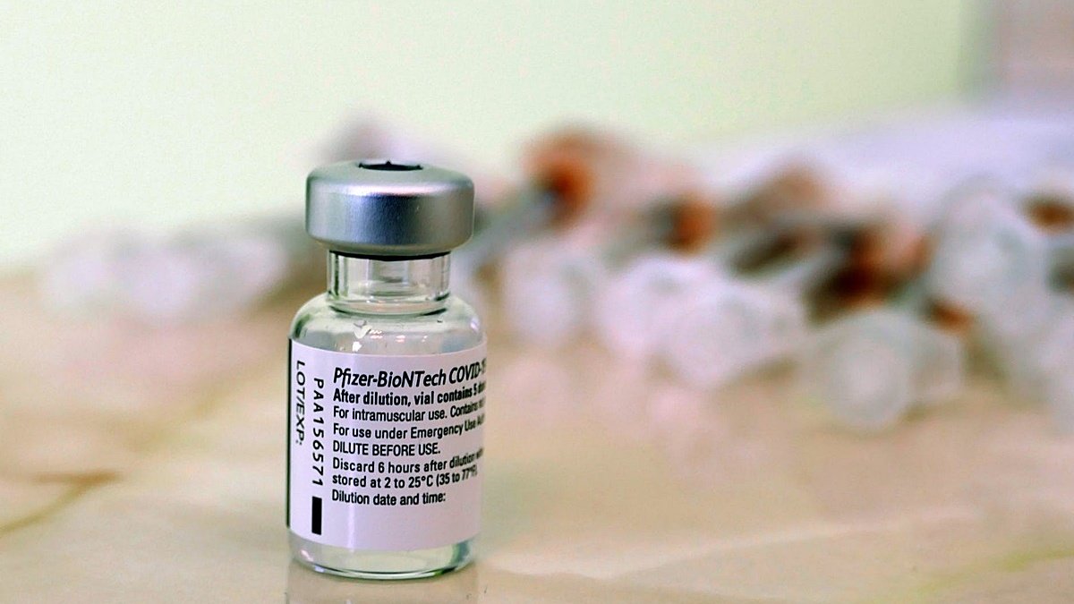 Украина усиленно борется со штаммом «Омикрон»: из США приехала партия с миллионом вакцин Pfizer
