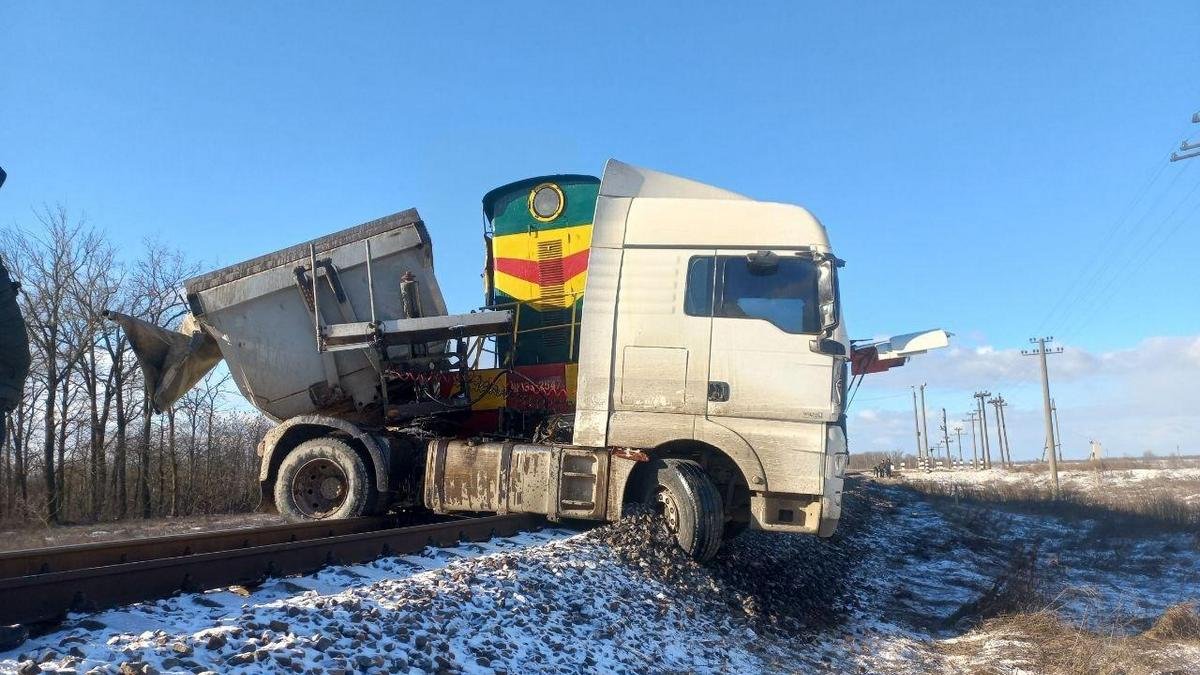 На переезде в Николаевской области локомотив снёс грузовик: подробности и фото с места