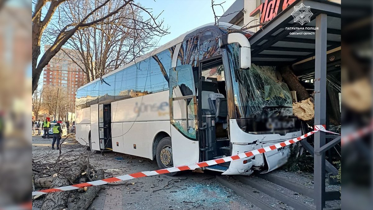 В Одесі рейсовий автобус вдарив 4 авто на «зустрічці» та врізався в магазин. У водія за кермом стався інсульт - він помер у швидкій