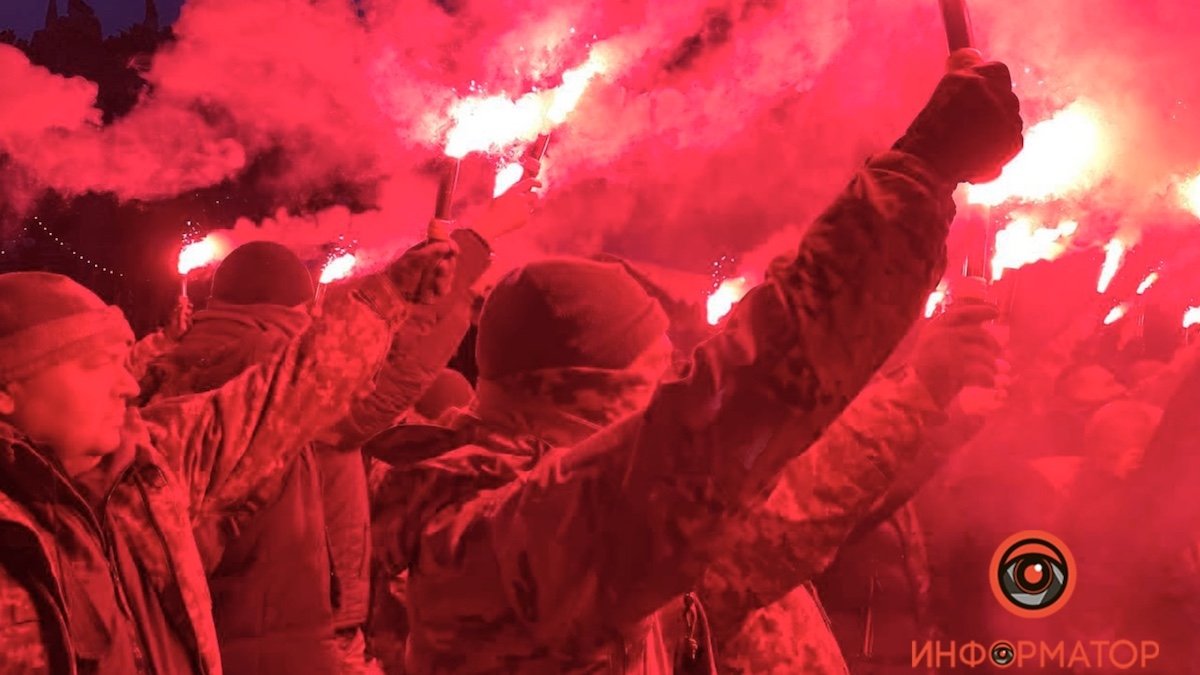 Шествие к ОП, кричалки, гимн и фаера: как закончился митинг в поддержку Порошенко и что будет дальше