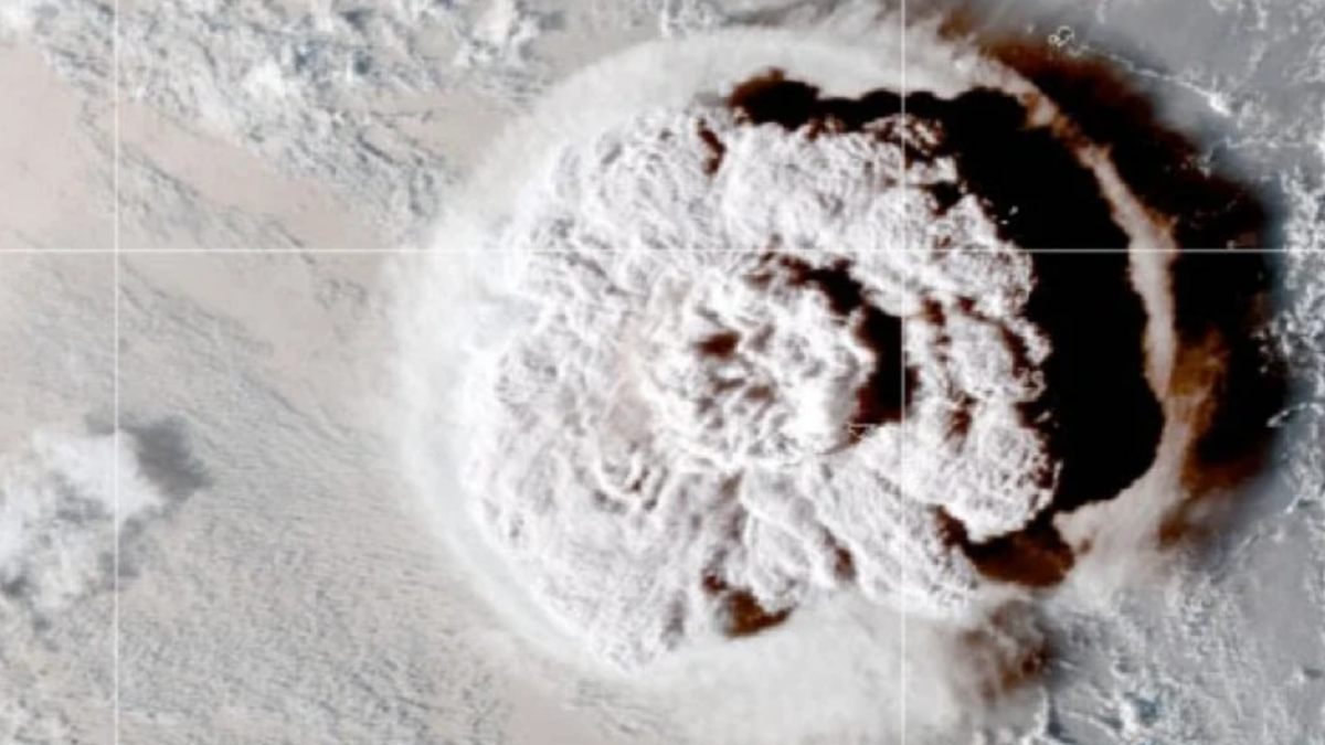 В космосе обнаружили следы извержения вулкана Тонга в Тихом океане