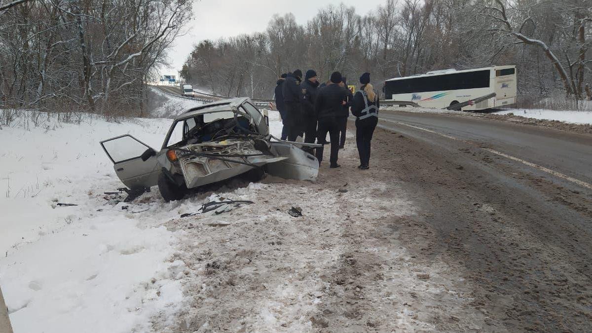 На трассе в Харьковской области автобус с пассажирами столкнулся с авто: есть пострадавшие