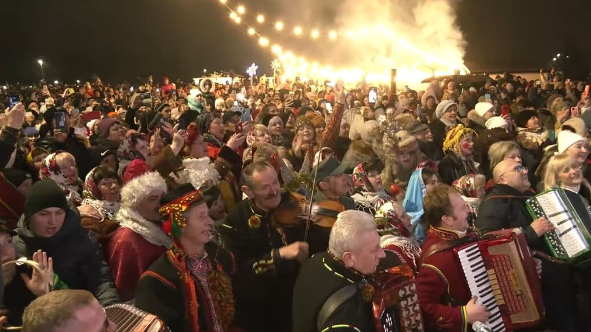 В Івано-Франківську понад 4 тисячі людей заспівали колядку і встановили рекорд України: після цього в регіоні стався спалах COVID-19
