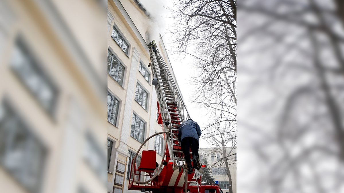 Пожежа у корпусі юридичного університету у Харкові: рятувальники борються з вогнем більше години
