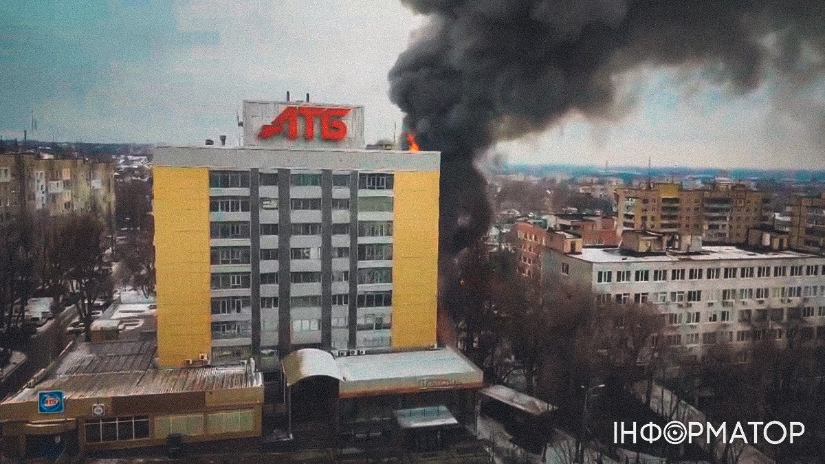 В Днепре горит центральный офис компании «АТБ». Все 9 этажей охвачены огнём – фото и видео с места