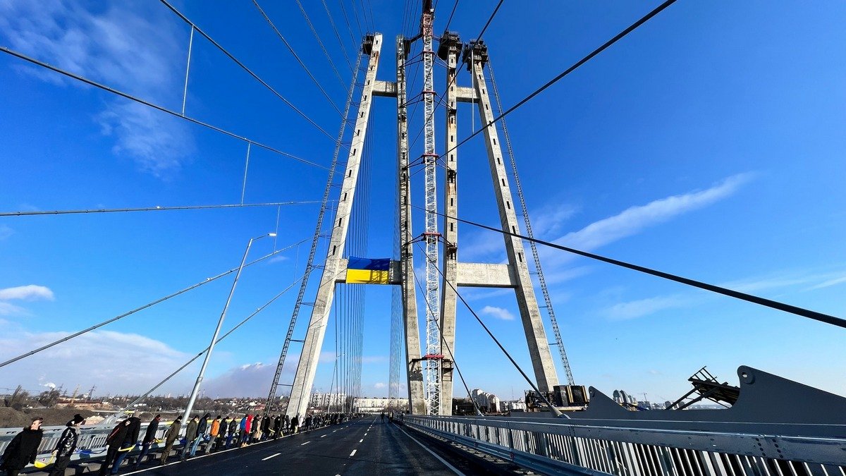Не минуло й 17 років: у Запоріжжі відкрили частину найбільшого вантового мосту в Україні