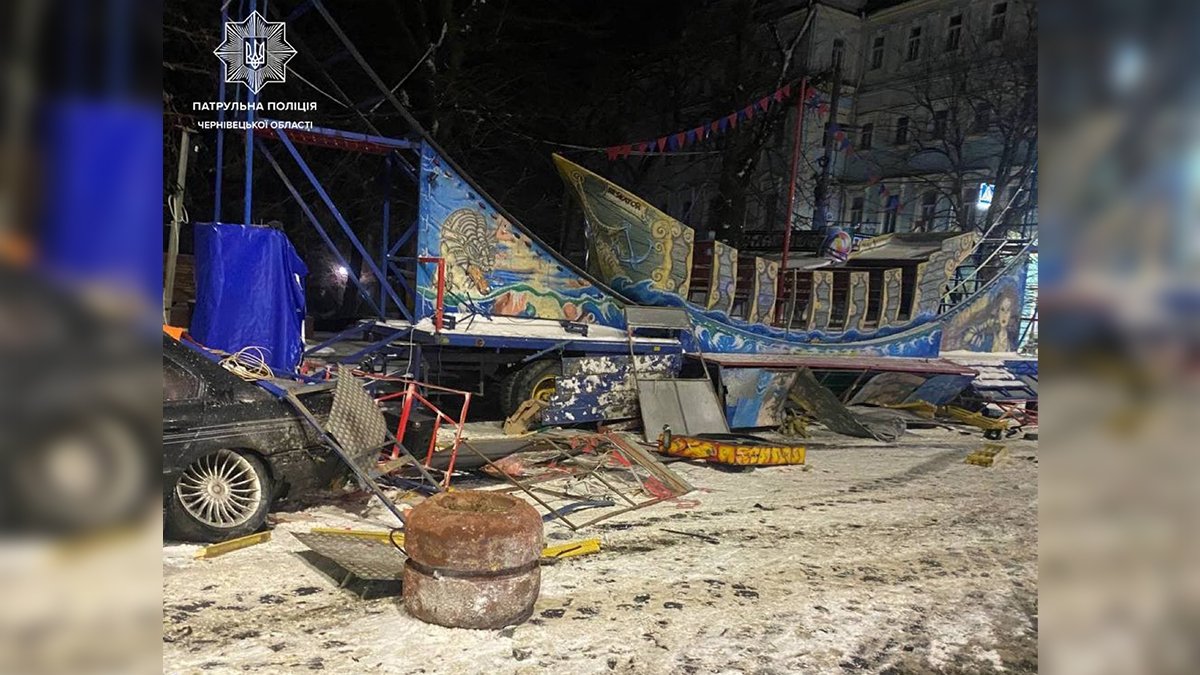 В Черновцах пьяный водитель BMW пробил забор и влетел в Рождественский городок с аттракционами: подробности