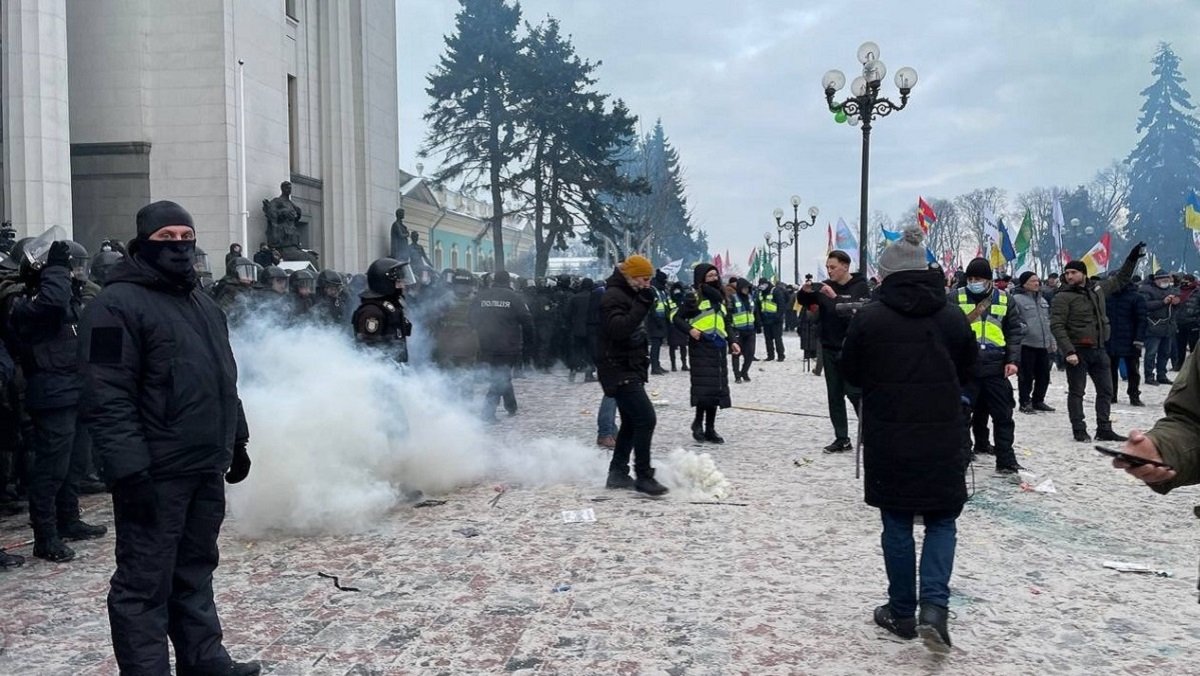 У Києві мітинг ФОПів переріс у сутички з поліцією та штурм Ради: є постраждалі та затримані