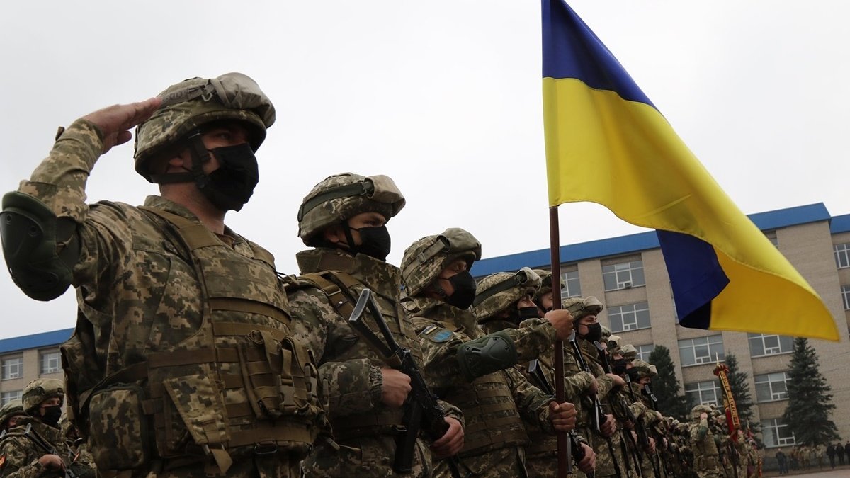 Что украинцы думают об армии и как относятся к волонтёрам: результаты опроса