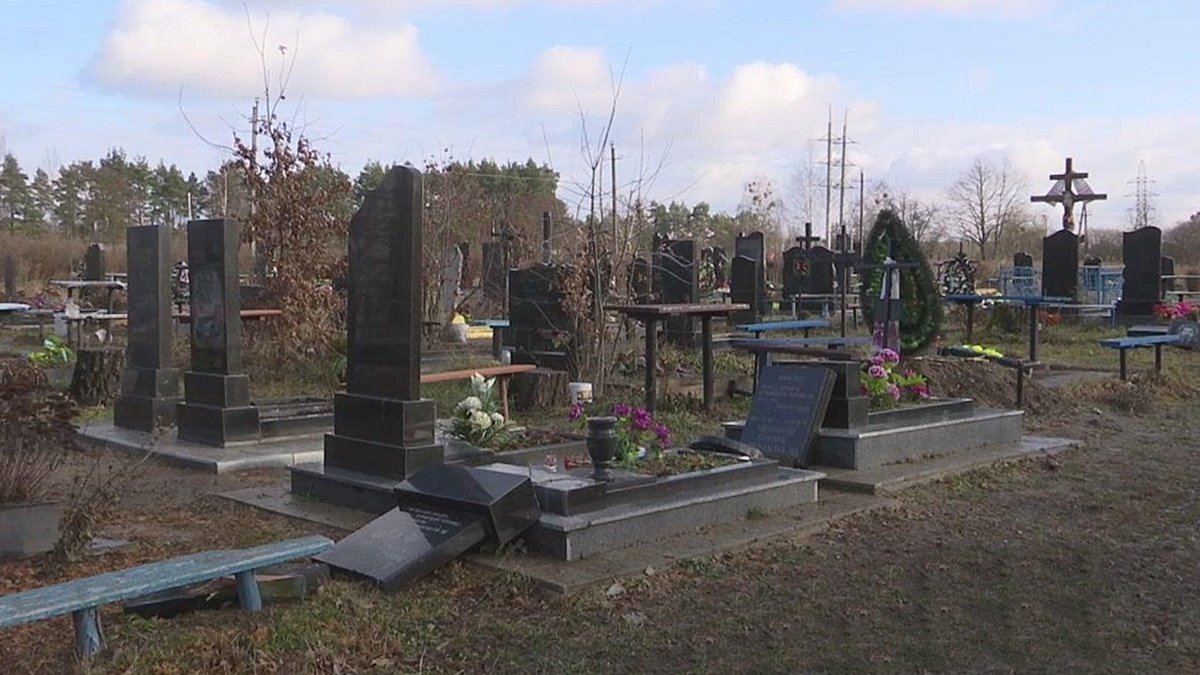У Житомирській області 19-річний хлопець прийшов на цвинтар за цукерками та розтрощив 14 могил