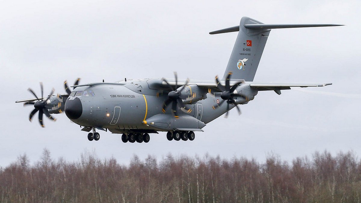В Киеве заходит на посадку военно-транспортный самолёт ВВС Турции: что может быть на борту