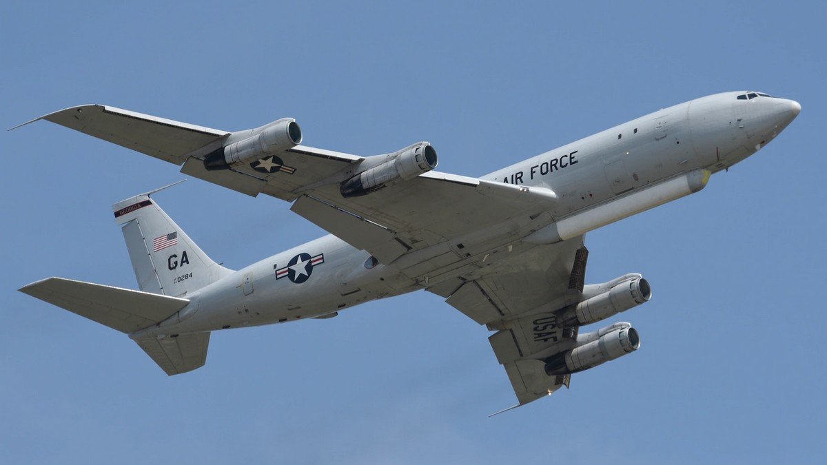Над Києвом літає літак бойового управління ВПС США