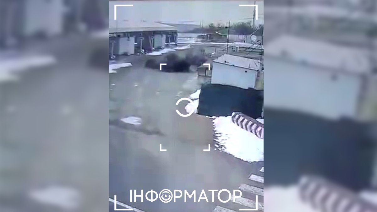 В Донецкой области боевики сбросили снаряд с беспилотника в метре от военных: видео момента обстрела