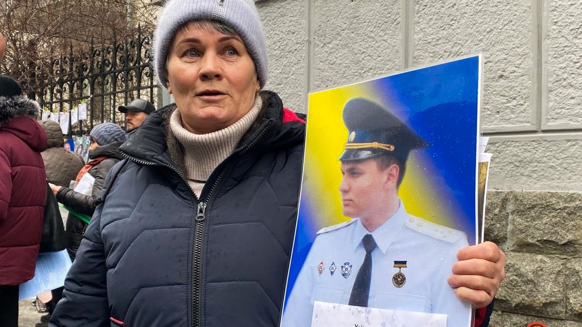 Смерті в армії: у Києві під Офісом Президента мітингували родичі загиблих солдатів