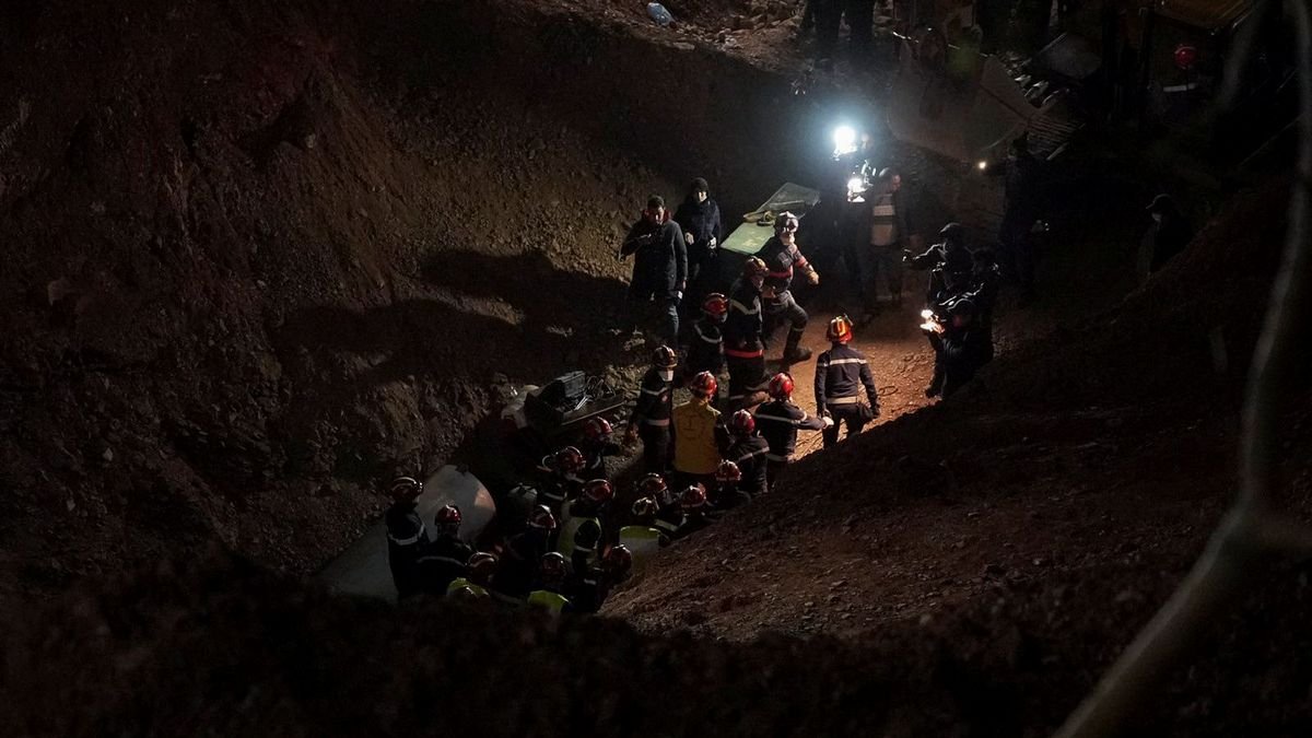 В Марокко пятилетний мальчик упал в 30-метровый колодец: за спасательной операцией следил весь мир