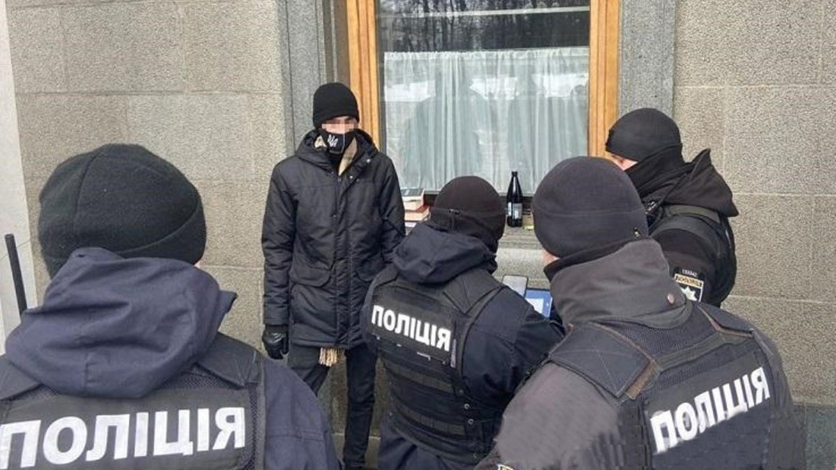 У Києві чоловік кинув молоток у вікно Верховної Ради