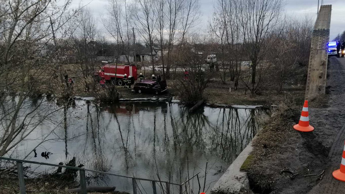 У Львівській області автомобіль злетів з мосту в річку: водій загинув