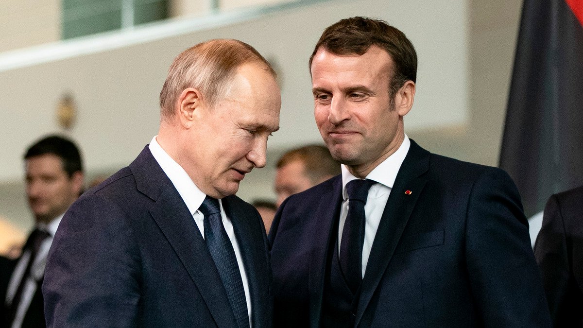 Путин на пресс-конференции с Макроном заявил, что Украина обязана соблюдать Минские соглашения и предложил политическое убежище Порошенко
