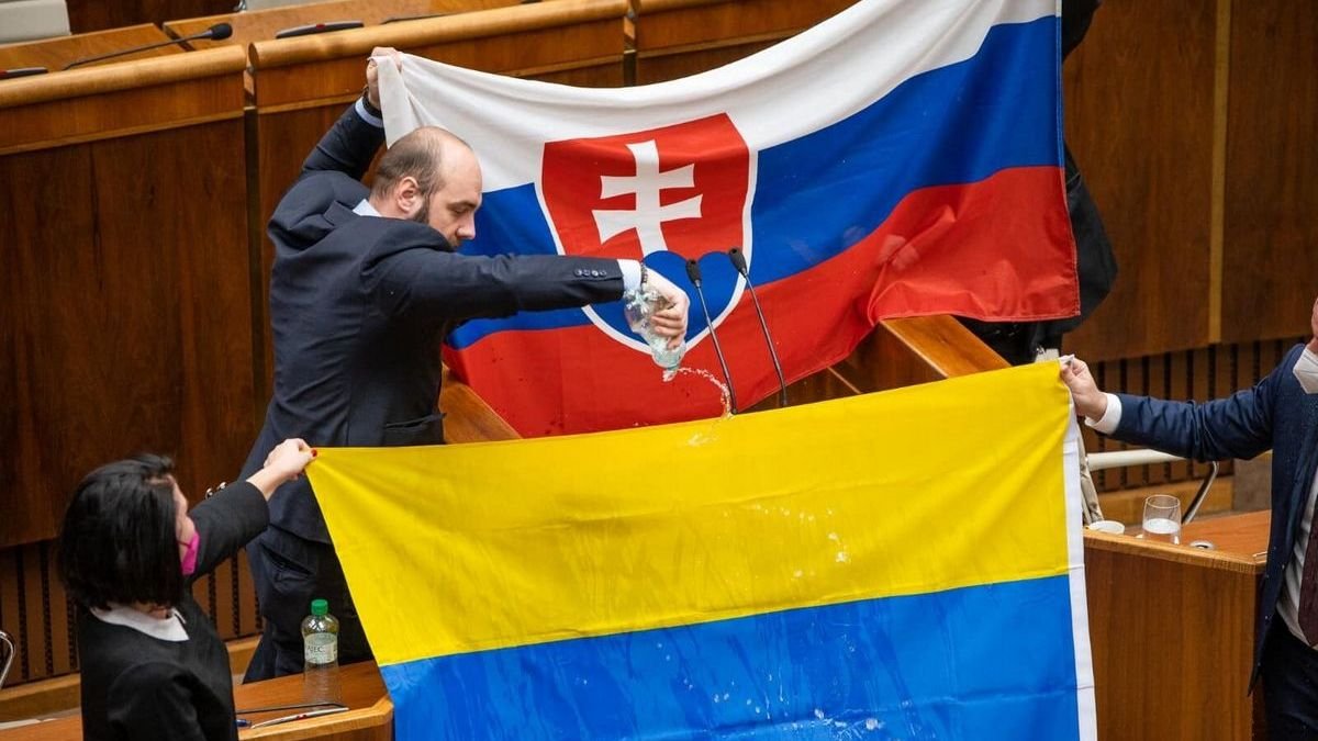 В парламенте Словакии депутат облил водой флаг Украины: посольство ждёт извинений