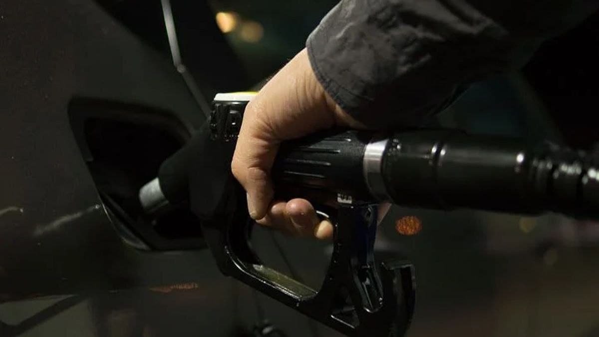 В Україні продовжує дешевшати бензин та дизель: які ціни на АЗС