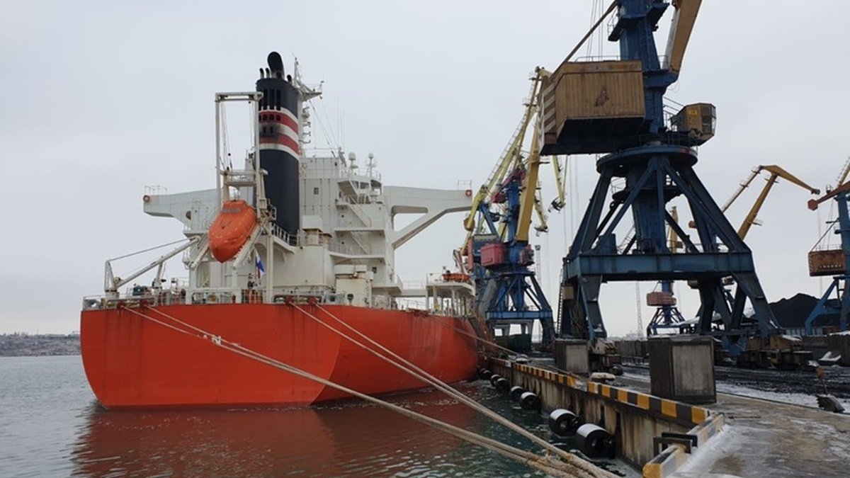 В Україну доправлять ще 8 кораблів з вугіллям