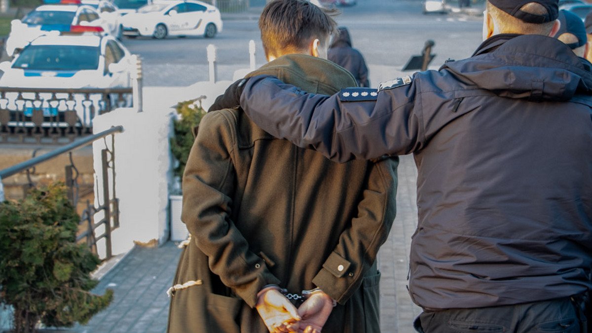 В Одесской области 17-летний парень избил и задушил 14-летнюю знакомую: что решил суд