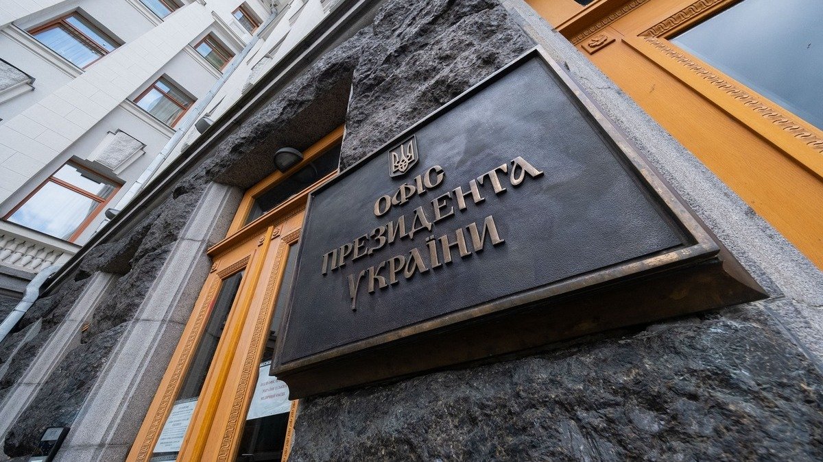 У Києві чоловік стріляв із рогатки вікнами Офісу Президента