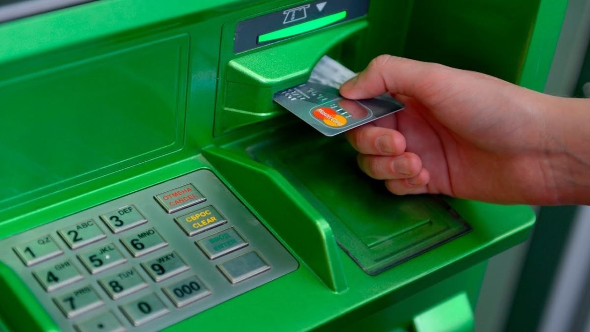 «ПриватБанк» остановил работу банкоматов: правда ли это и что за СМС приходят клиентам