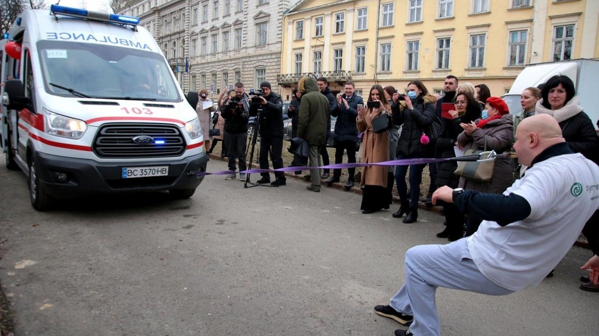 У Львові лікар зубами протягнув авто швидкої допомоги з 10 дітьми у салоні