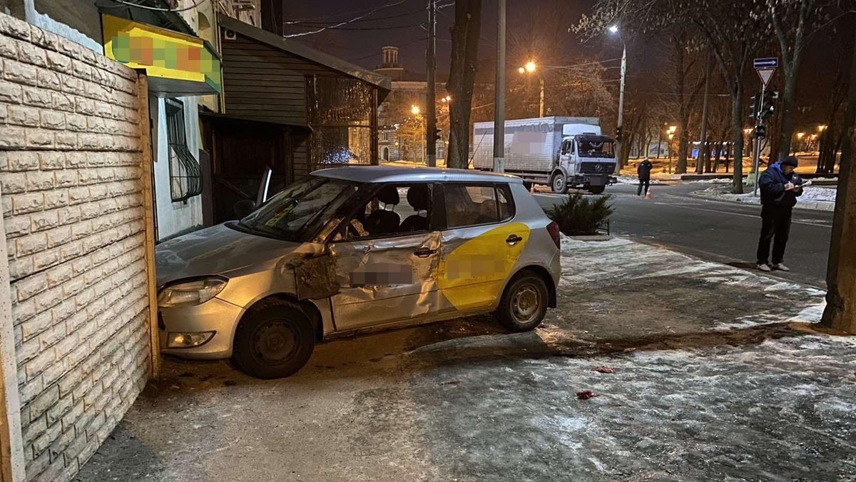 В Харькове Skoda службы такси врезалась в грузовик: две 15-летние пассажирки в больнице